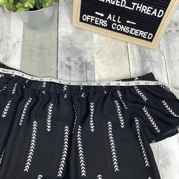 SOCIETY Girl black & white geometric print blouse. Tie details on sleeves. Small - Picture 7 of 12